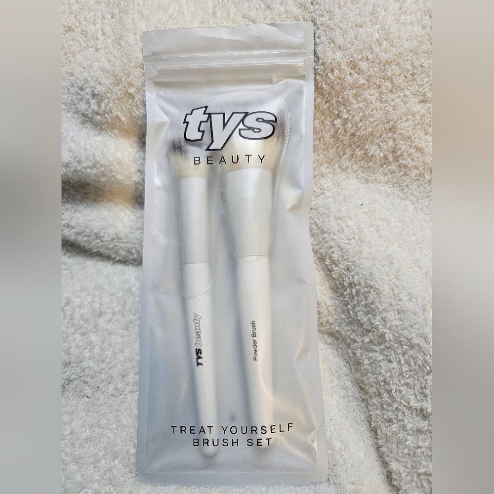 TYS BEAUTY
Brush Set (00 Powder Brush/01 Blush Brush)